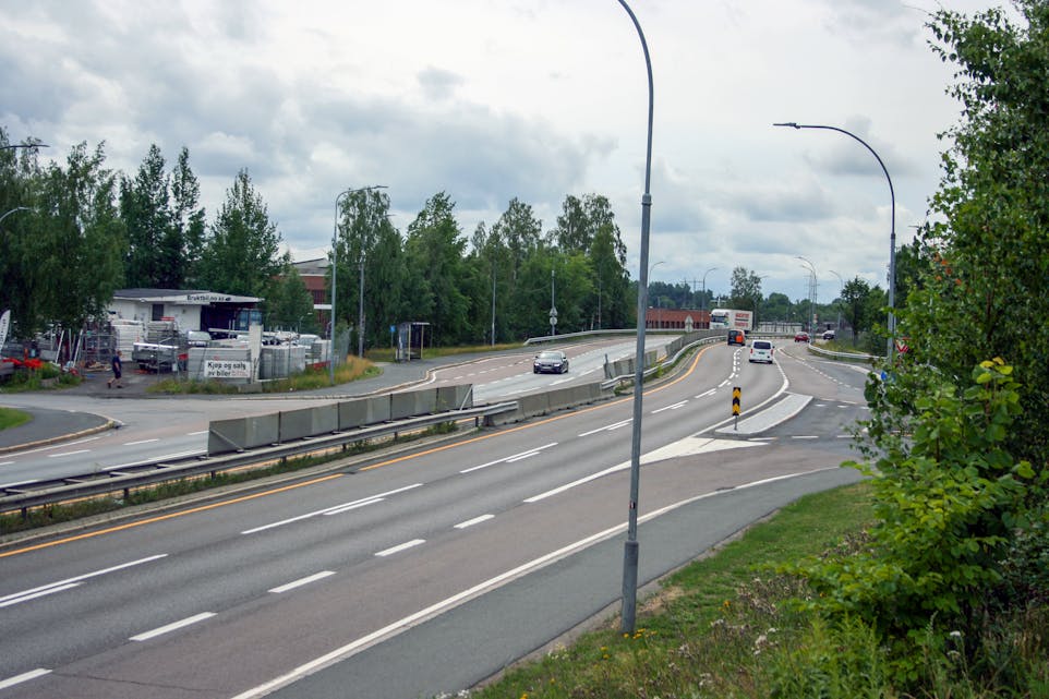 ULYKKESSTEDET: Her på Østre Aker vei ved Bedriftsveien (Kalbakken), skjedde ulykken som politiet nå ønsker tips om.
