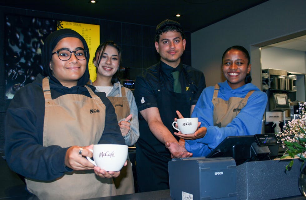 KAPRET JOBB: Halima Ahmad (f.v.), Melodi Memar, Kærim Alnoaimi og Aishah Fulayi har fått seg jobb på McDonald's. Det takker de Jobbsenteret for.