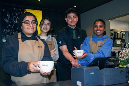 KAPRET JOBB: Halima Ahmad (f.v.), Melodi Memar, Kærim Alnoaimi og Aishah Fulayi har fått seg jobb på McDonald's. Det takker de Jobbsenteret for.