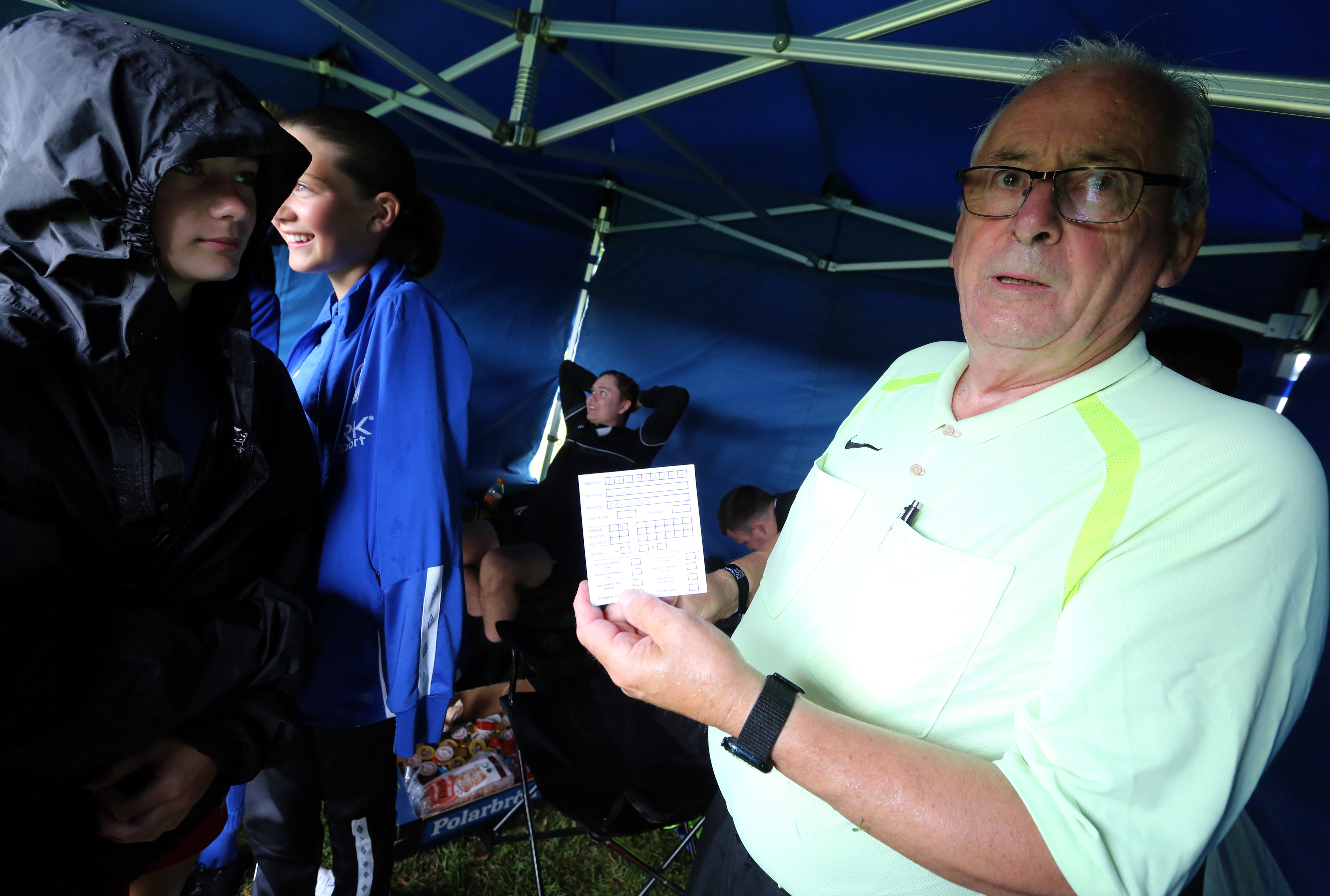 TØRR DOMMER: Willy Furu (70) har dømt Norway Cup i 25 år. Her viser han neste kamp han skal dømme  etter at han har fått tørket opp i dommerteltet - Sund SK mot Rælingen.