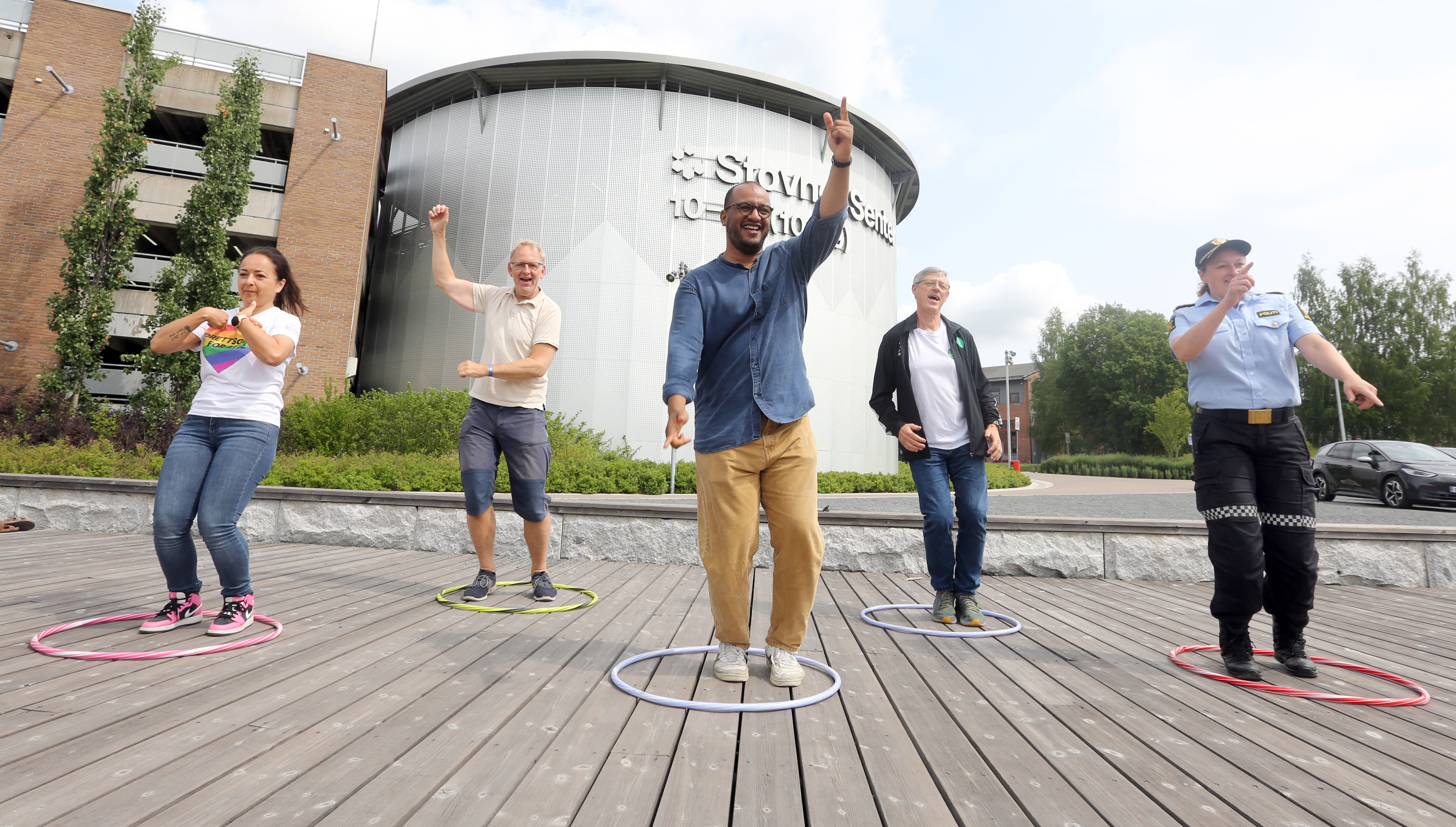 OVERBEVISENDE DANSING: Leder Marcela Montserrat Fonseca Bustos (f. v.) og generalsekretær Magne Brekke i Oslo Idrettskrets, lot seg rive med i heftig dans sammen med byråd for kultur, idrett og frivillighet, Omar Samy Gamal, daglig leder i Stovner SK, Svein Sikle og politiførstebetjent Hanne Markhus Andersen for å feire at Stovner SK har fått tildelt 2,1 millioner kroner som et ledd i å utjevne de forskjellene som råder når det gelder muligheter for å delta i idrett for barn og ungdom.