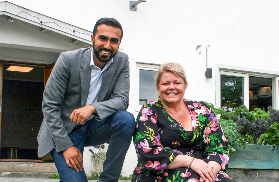 LAR SEG INSPIRERE: Byrådene Usman Mushtaq (Ap, t.v.) og Marthe Scharning Lund (Ap) vil at helsearbeidet også skal handle om kampen mot ulikhet, ensomhet og arbeidsledighet fremover. Derfor lanserte de strategien for folkehelse på Sletteløkka grendehus torsdag.