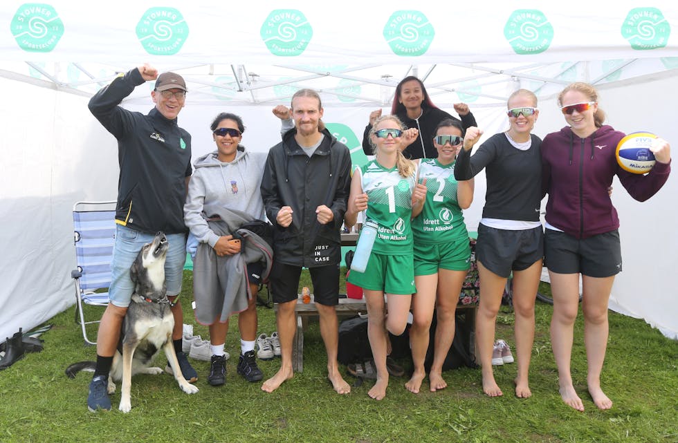 EGET TELT: Det er greit å ha sin egen base under et junior NM. Stovner SK har like godt slått opp et eget klubbtelt. Også hunden til John Walstad vet å sette pris på det!