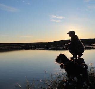 PÅ JAKT ETTER FISK: Torun Viken tok dette stemningsbildet på fisketur med datteren og hunden. Den stille naturen og den sene kveldssola vitner om at en flott sommerdag er på hell.
