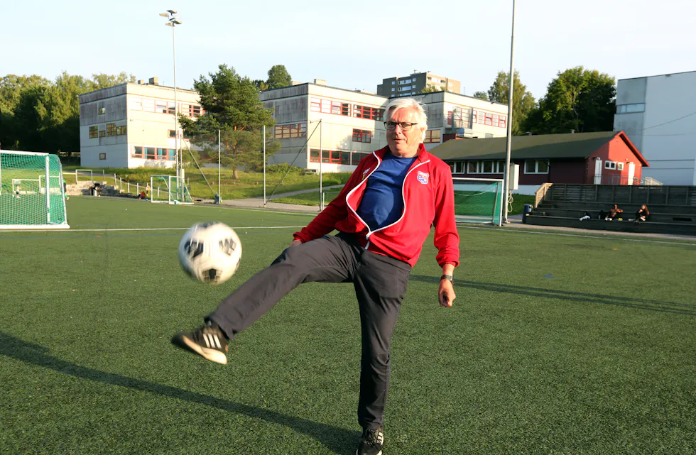SER FREMOVER: Dag Endal har knapt tid til å runde 70. Selv skjønner han ikke at han har nådd den milepælen, for han føler at han bare er halvveis i livet. Men han er fast bestemt på å bli Norges beste fotballspiller i klasse 80 år når den tid kommer.