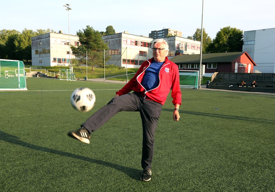 SER FREMOVER: Dag Endal har knapt tid til å runde 70. Selv skjønner han ikke at han har nådd den milepælen, for han føler at han bare er halvveis i livet. Men han er fast bestemt på å bli Norges beste fotballspiller i klasse 80 år når den tid kommer.