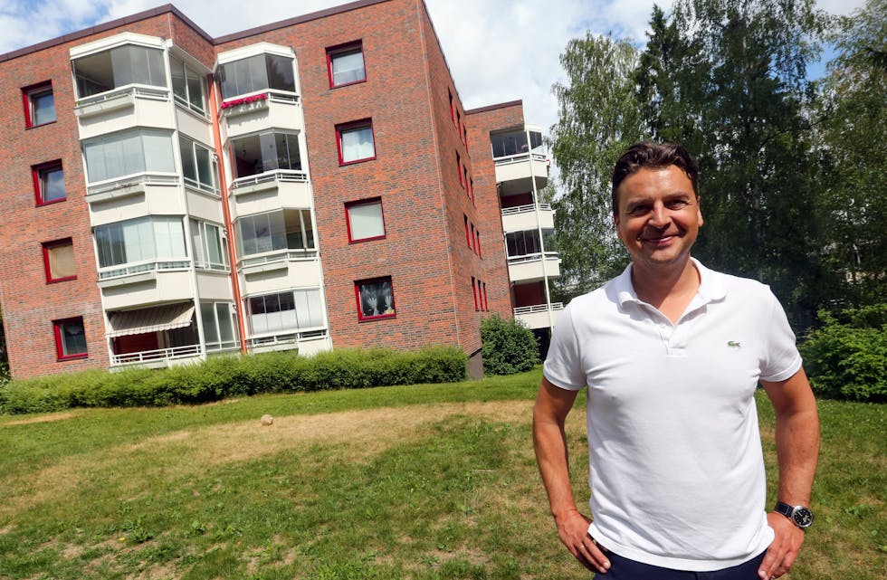 UTENFOR BLOKKA: Morten Borge vokste opp i Henrik Sørensens vei på Ellingsrud hvor ungene kunne boltre seg i åpent og grønt terreng mellom blokkene.