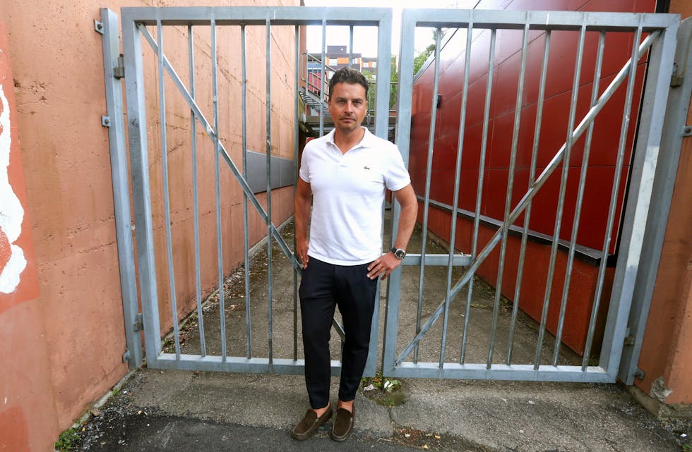 SYMBOLSK FORFALLENHET: Riktignok skal Ellingsrud skole pusses opp. Men slik bygget fremstår i dag gir det assosiasjoner til de forskjellene som finnes mellom øst og vest i Oslo. Det vil Ferd og selskapets konsernsjef Morten Borge jobbe for å utjevne.