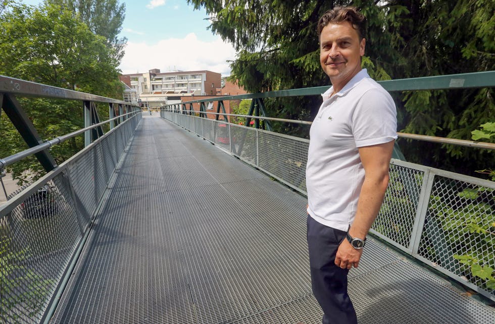 KJENT VEI: Det er ikke få ganger Morten Borge har vandret over gangbrua og inn på Ellingsrudåsen senter - blant annet for å komme seg til Ellingsrud skole.