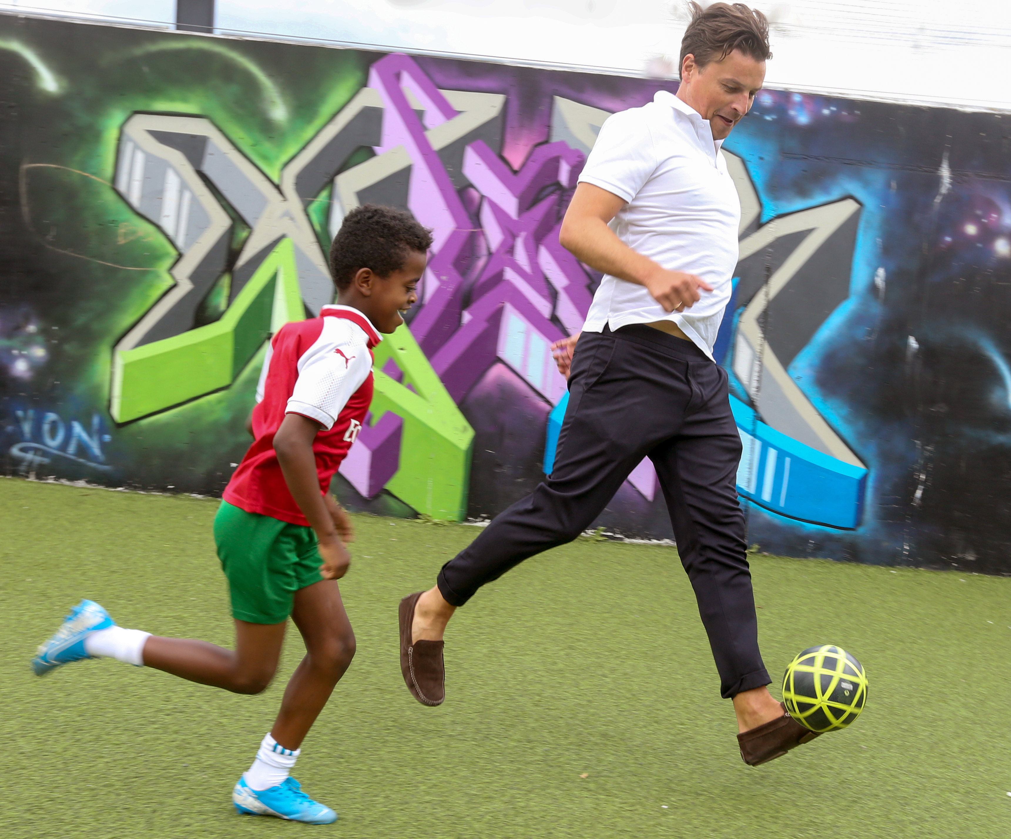 GLEDE I IDRETT: To Ellingsrud-gutter spiller fotball.