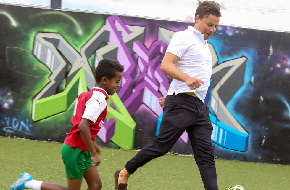 GLEDE I IDRETT: To Ellingsrud-gutter spiller fotball.