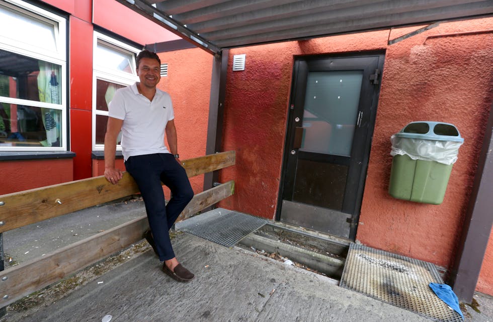 GAMMEL SKOLEGRUNN: Utenfor klasserommet hvor han tilbrakte det første året på Ellingsrud skole ble gamle minner vekket til live.