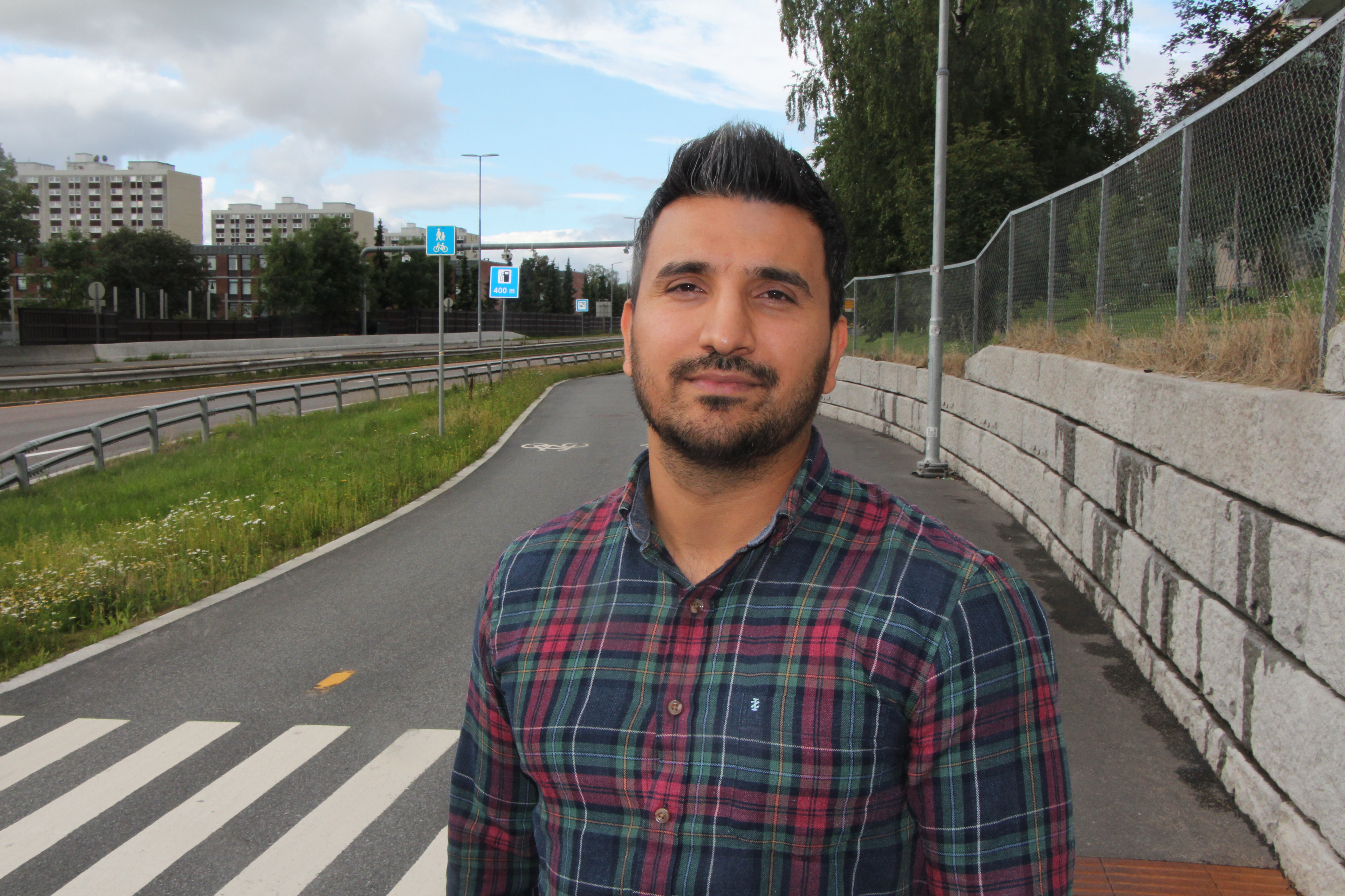 INGEN GRUNN TIL PANIKK: Siavash Mobasheri (R) oppfordrer bekymrede Groruddøler til å ha is i magen og ikke få panikk.