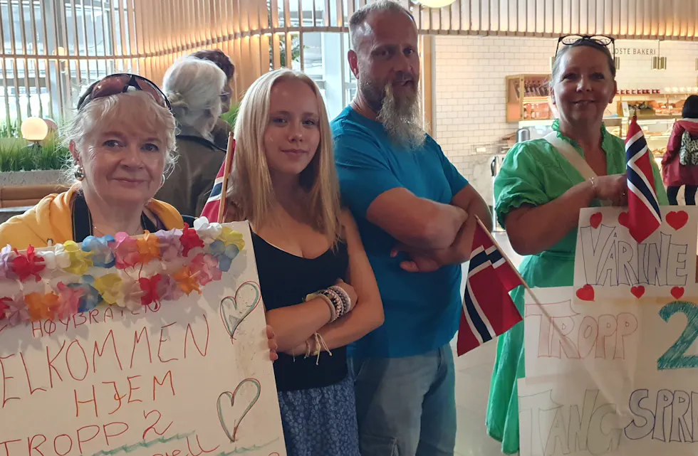 Plakater, flagg og glade rop møtte speiderne.