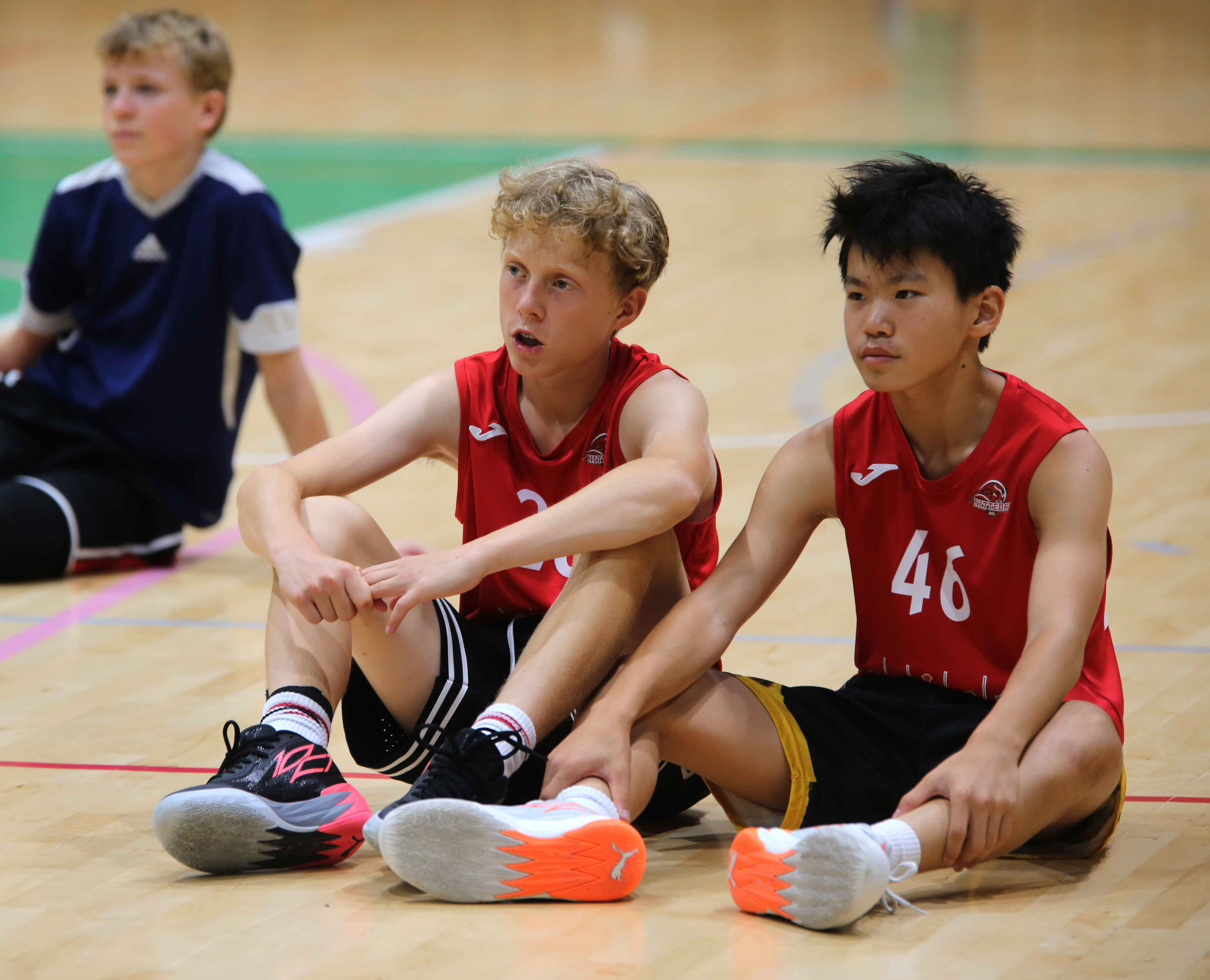 FANT VEIEN: Siden Nittedal ikke har noe baskettilbud i løpet av sommeren, tok Jakob (12) (t. v.) og William (13) turen til Groruddalen og Ammerud Basket sin sommercamp. De kan fortelle at det ble en lærerik og morsom camp.