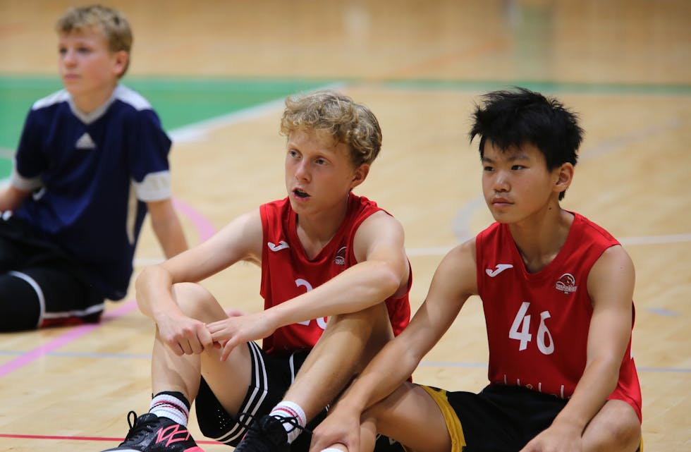 FANT VEIEN: Siden Nittedal ikke har noe baskettilbud i løpet av sommeren, tok Jakob (12) (t. v.) og William (13) turen til Groruddalen og Ammerud Basket sin sommercamp. De kan fortelle at det ble en lærerik og morsom camp.