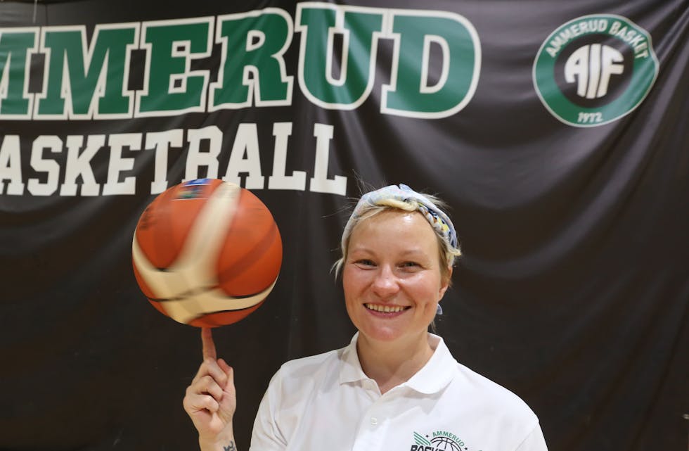 INTERNASJONAL ERFARING: Sasha Polishchuk har vært hovedtrener under årets sommercamp. Nå skal hun spille for Ammerud basket kvinner, samtidig som hun skal treneret par av jentelagene. Hun kommer med lang erfaring fra internasjonal basket.