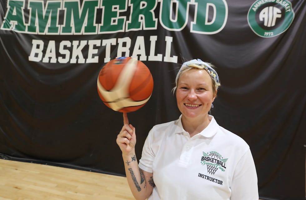 INTERNASJONAL ERFARING: Sasha Polishchuk har vært hovedtrener under årets sommercamp. Nå skal hun spille for Ammerud basket kvinner, samtidig som hun skal treneret par av jentelagene. Hun kommer med lang erfaring fra internasjonal basket.