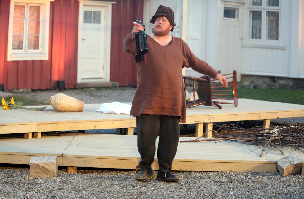 FULL AVHOLDSMANN: Glenn Terje Nordengen spiller Alfred og sjangler rundt med flaska på gårdstunet i rundt 40 minutter. Mektig utført, ikke minst med tanke på at han selv er avholdsmann - men sjøsyk av all sjanglinga blir han.