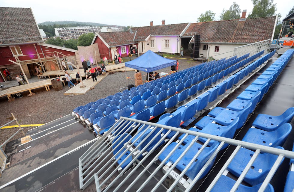 PÅ PLASS: Tribunen har for lengst blitt satt opp - snart skal den fylles med publikum gjennom syv forestillinger.