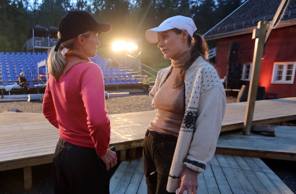 RETT FØR: Charlotte Brenna (t. v.) og Stine Cecilie Winther går gjennom de siste detaljene før siste prøve settes i gang.