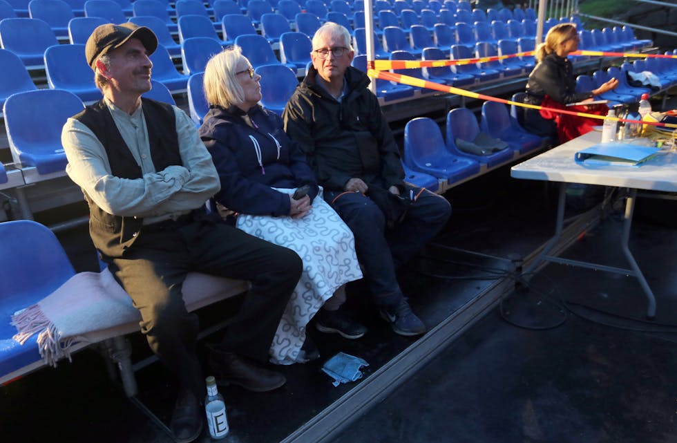 Paul-Ottar Haga (f.v.) tar en pust i bakken mellom akt en og to under siste prøve. Kari Andresen og Jørn Linnerud har fulgt spent med hele tiden.