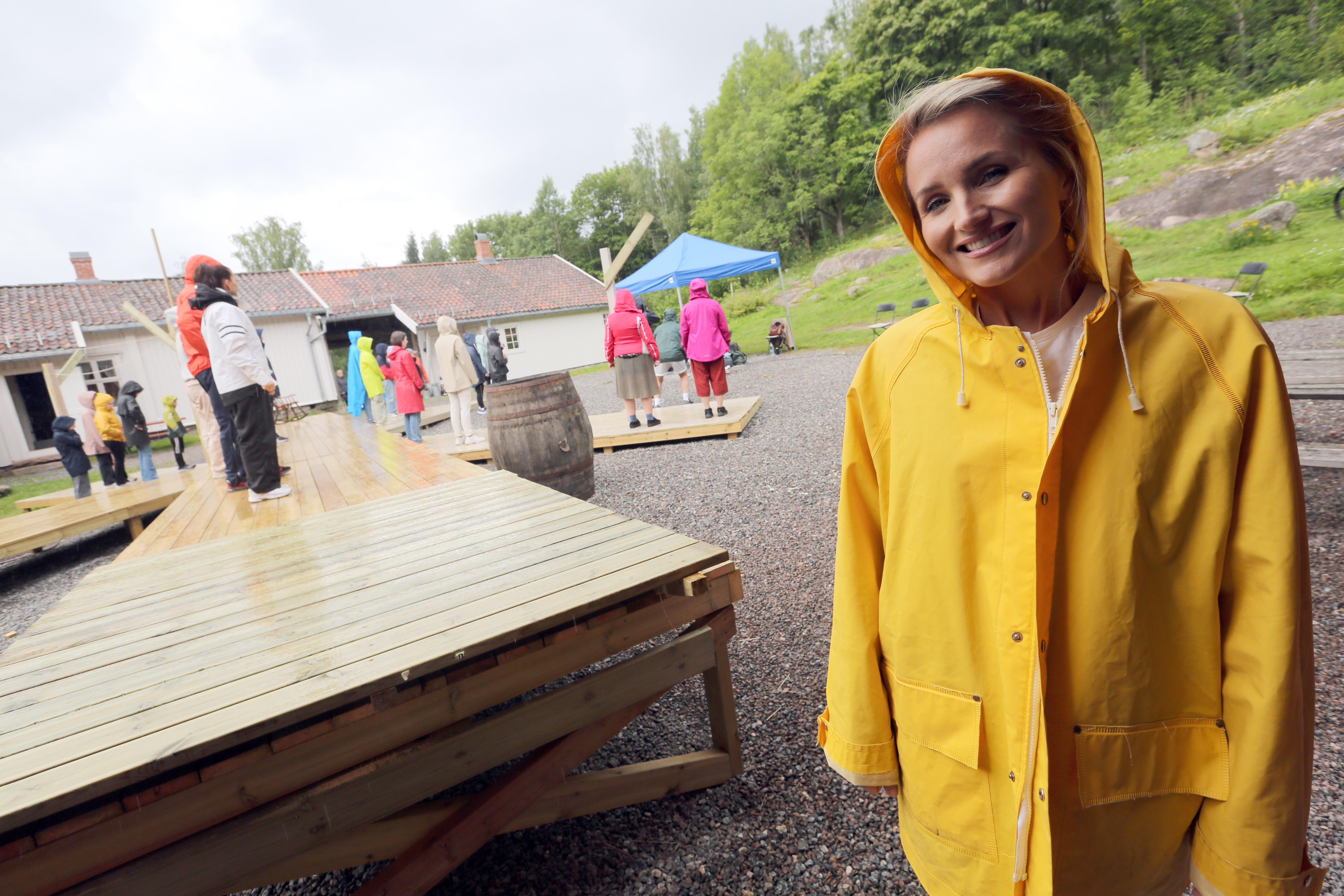 ØLGER MED: Regissør og manusforfatter Charlotte Brænna får selvsagt med seg alle prøvene.