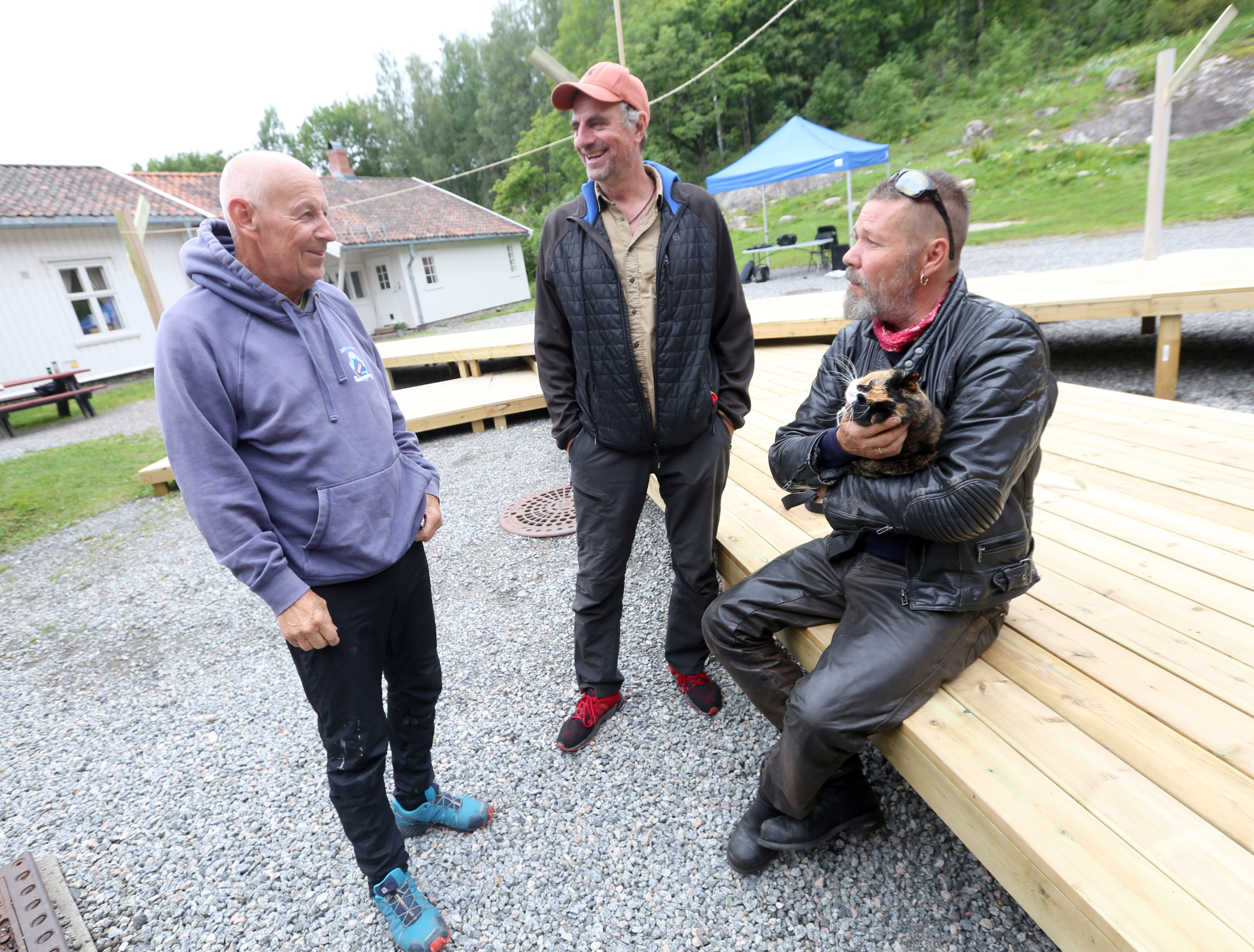 MODEN AMATØR: Paul-Ottar Haga og Stig Henrik Hoff synes det å spille friluftsteater/spel er spennende på mange måter - ikke minst å få spille sammen med amatører i alle aldre. Bjørn Haug er eldste på laget med sine 78 år.
