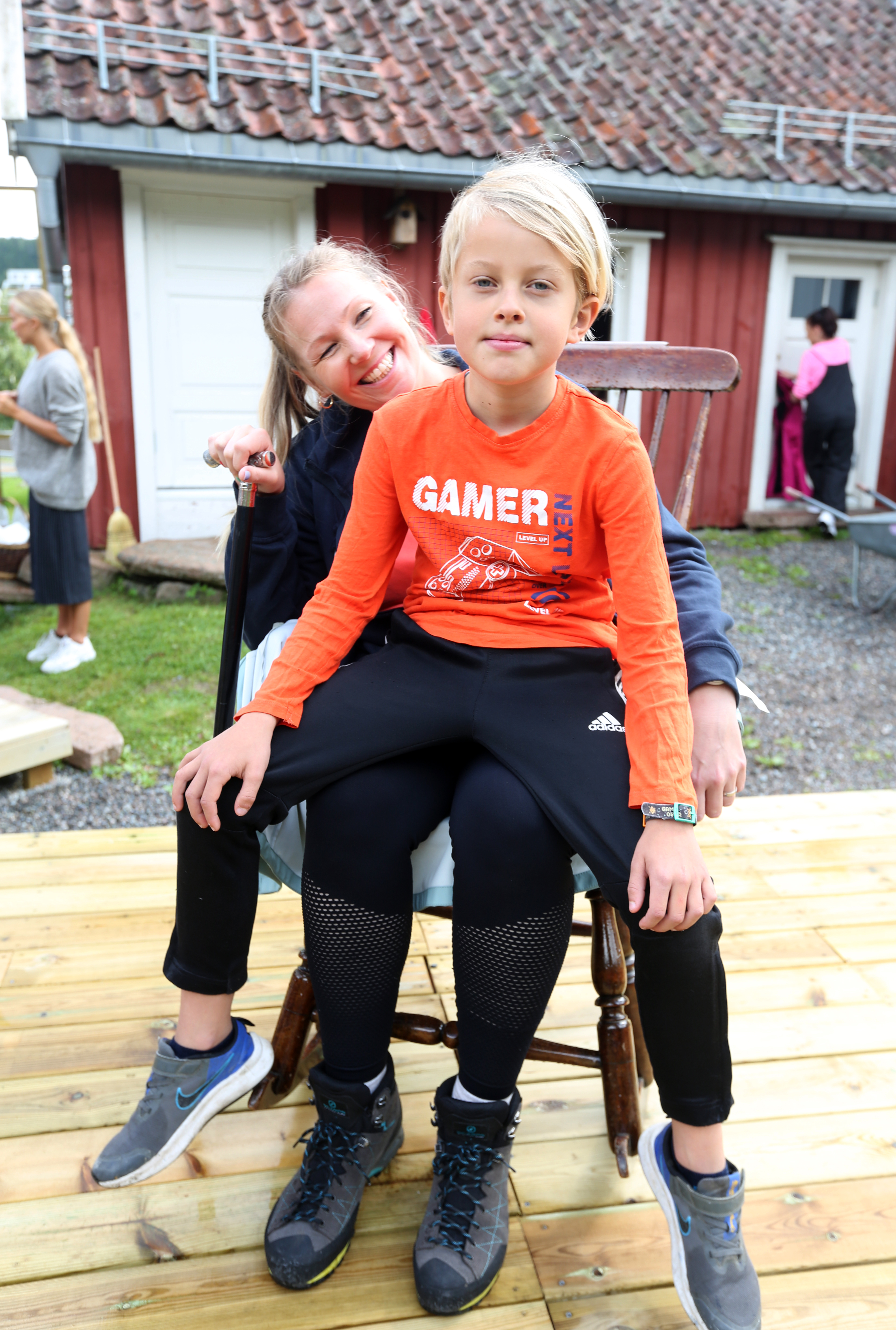 UNG SKUESPILLER: Tobias (8) spiller Ola mens Malin Hoff Skjolde har rollen som gamlemor.