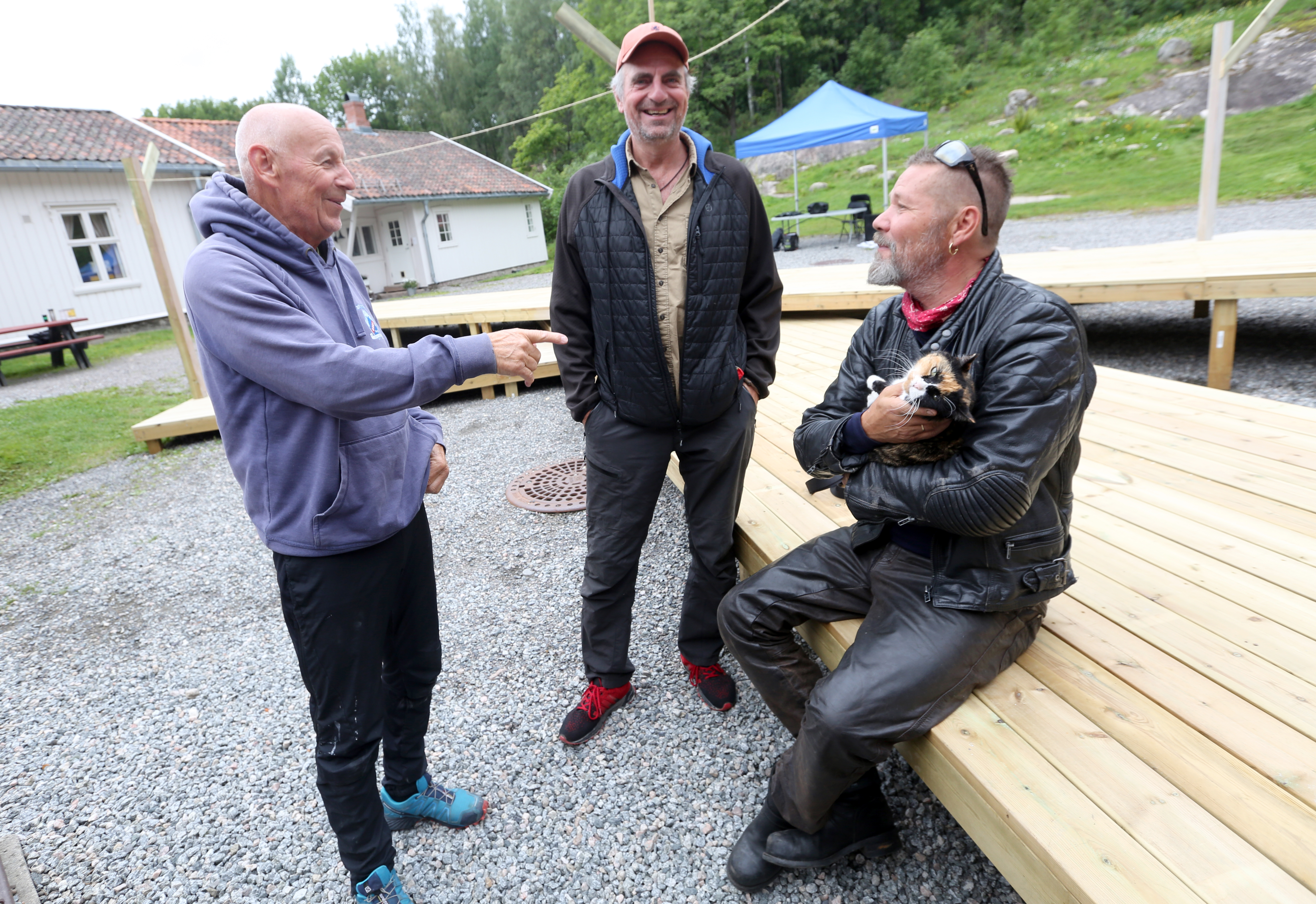 MODEN AMATØR: Paul-Ottar Haga og Stig Henrik Hoff synes det å spille friluftsteater/spel er spennende på mange måter - ikke minst å få spille sammen med amatører i alle aldre. Bjørn Haug er eldste på laget med sine 78 år.