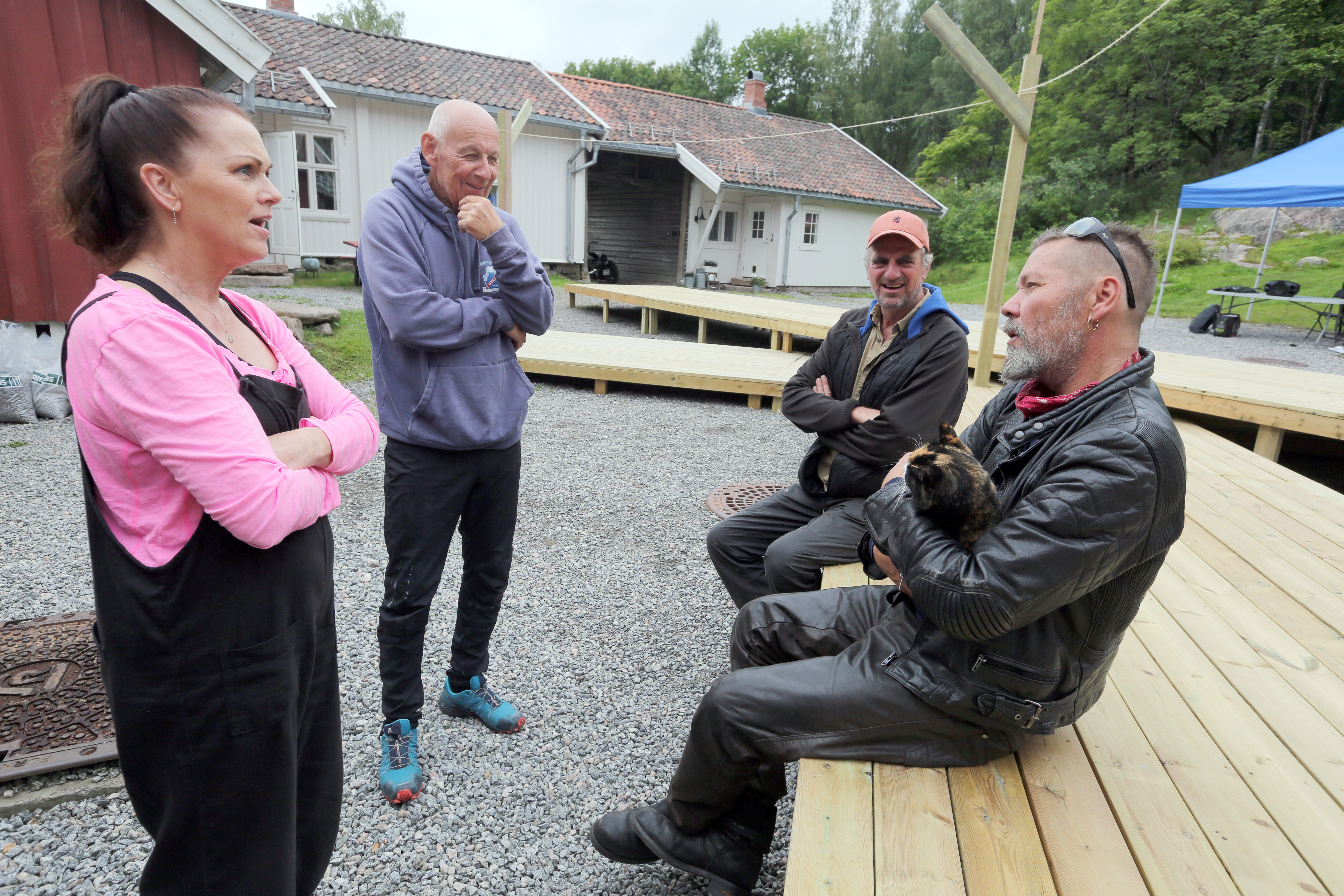 SAMLET KVARTETT: Hilde Lyrån, Bjørn Haug, Paul-Ottar Haga og Stig Henrik Hoff (med Pia) har forlengst funnet tonen på Bånkall gård.