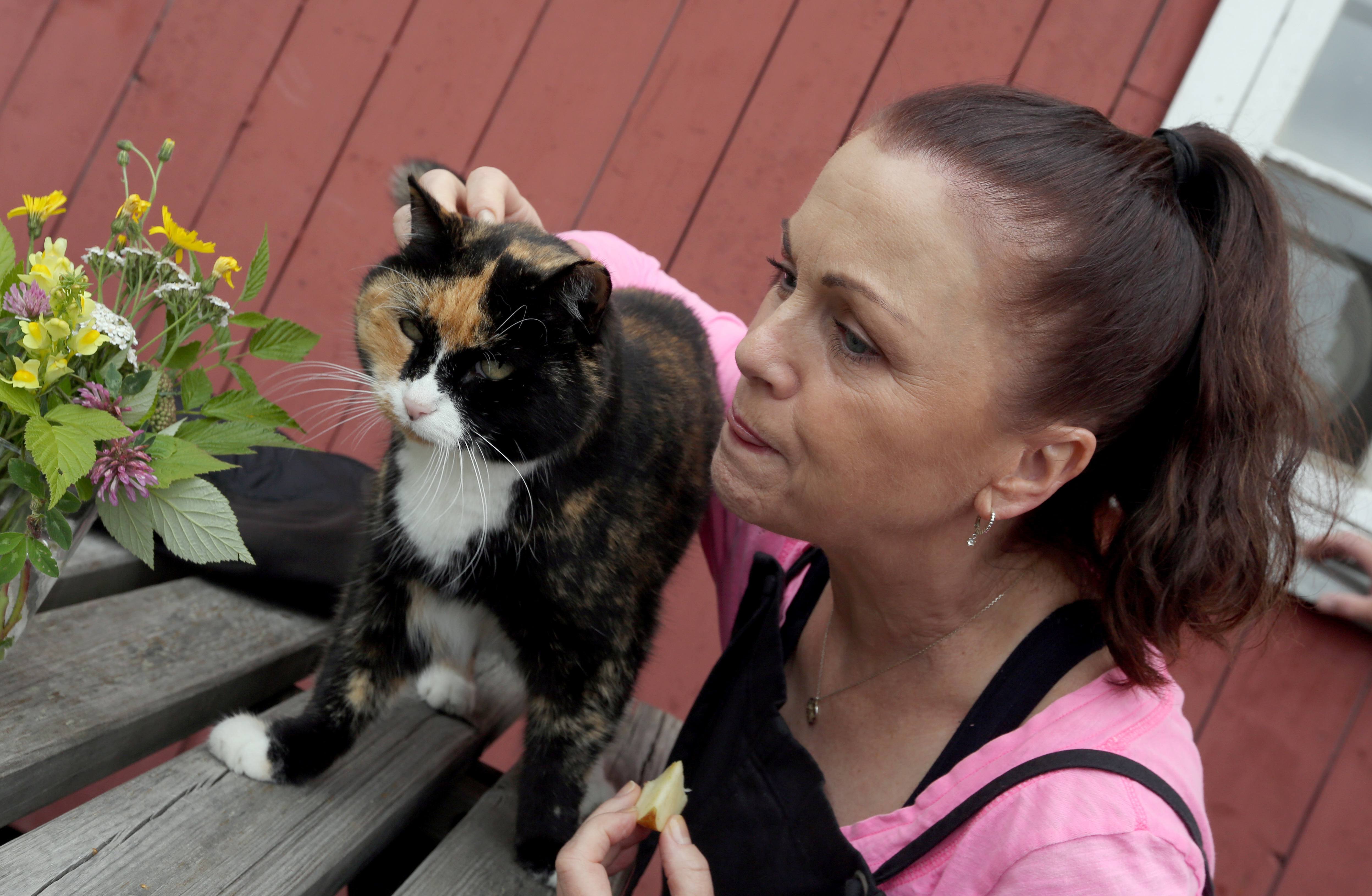 GODE VENNER: Gårsdkatten PIa liker å bli kjent med alle som kommer til gards - her er det Hilde Lyrån som får et møte med den godeste Pia.