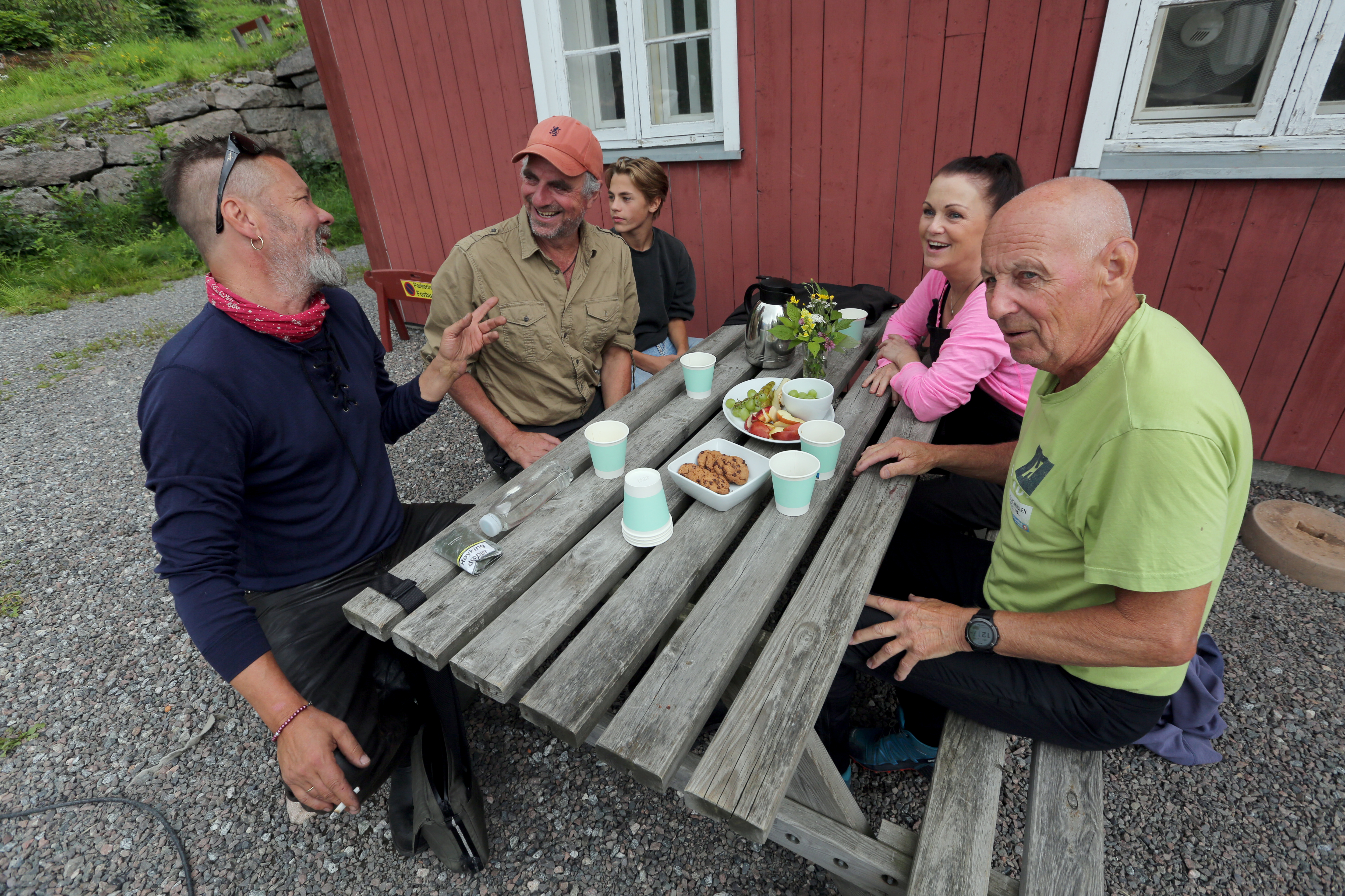 MUNTER GJENG: Stig Henrik Hoff (f. v.), Paul-Ottar Haga, Heine Røsten Haga, Hilde Lyrån og Bjørn Haug trenger en kaffe og kakepause mellom prøvene. Heine spiller "Vesle Bertram" som er tidligere klima- og miljøminster Torbjørn Berntsens bestefar og byrådsleder i Oslo Raymond Johansens oldefar.