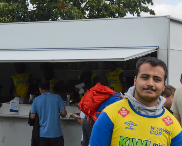 Abdulmonem (15) foran kiosken han har blitt godt kjent med denne uka.