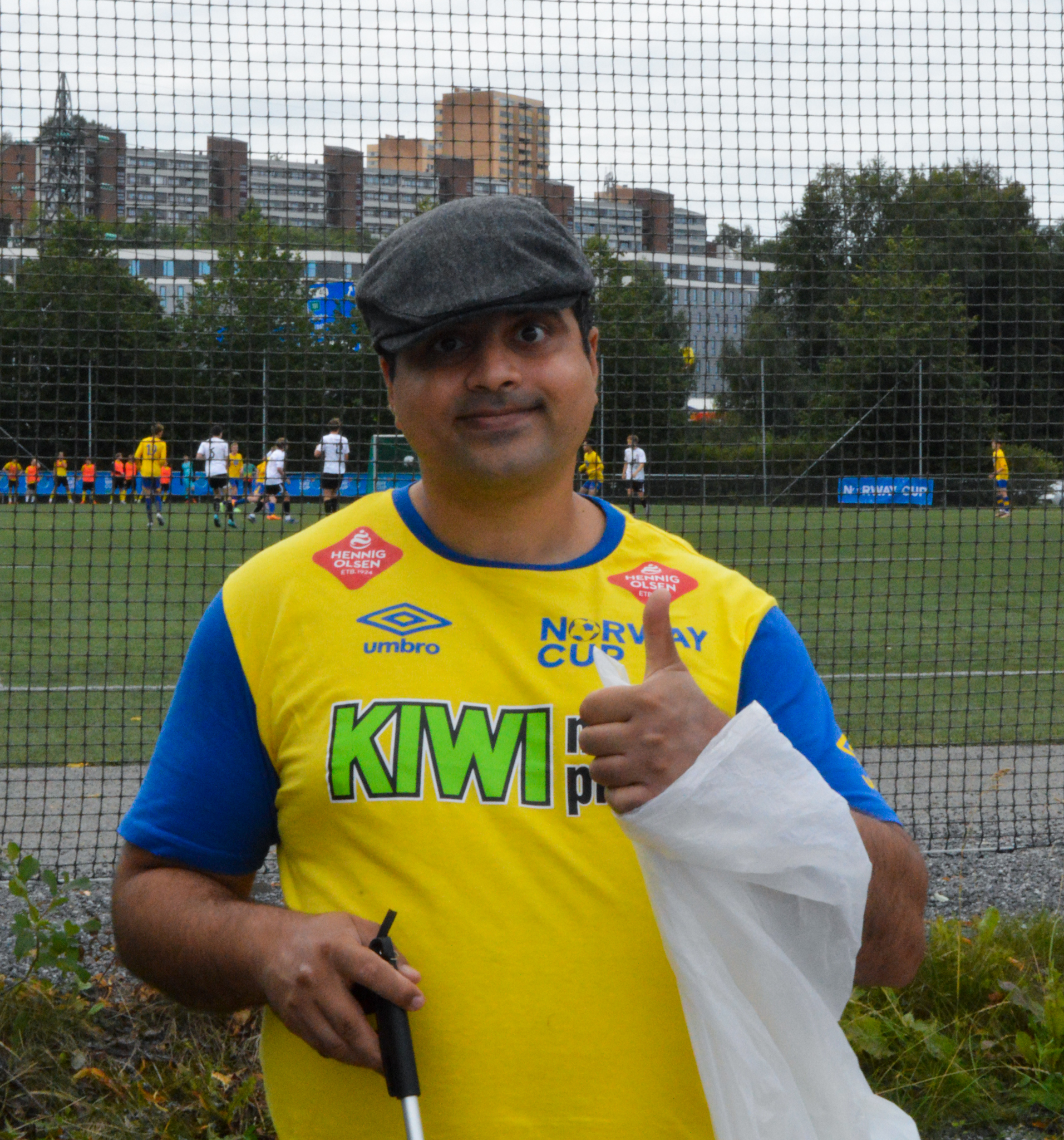 Bilal Nasir gir tommel opp for stemningen på Furuset. 