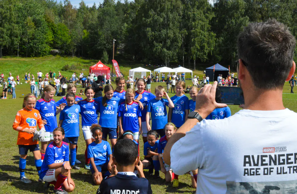 Jentene var populære blant tilskuerne. Her med et av motstanderlagene; Vålerenga.