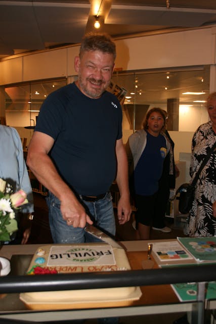 INGEN FEST UTEN KAKE: BU-leder Lars Erik Fuglesang (Ap) tar ansvar og skjærer det første kakestykket.