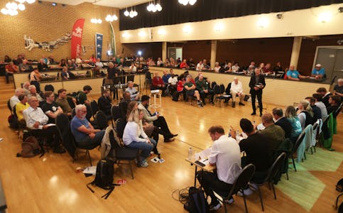 Det var folksomt i storsalen i Grorud samfunnshus da Groruddalen Miljøforum og Akers Avis Groruddalen arrangerte valgmøte 29. august 2023.
