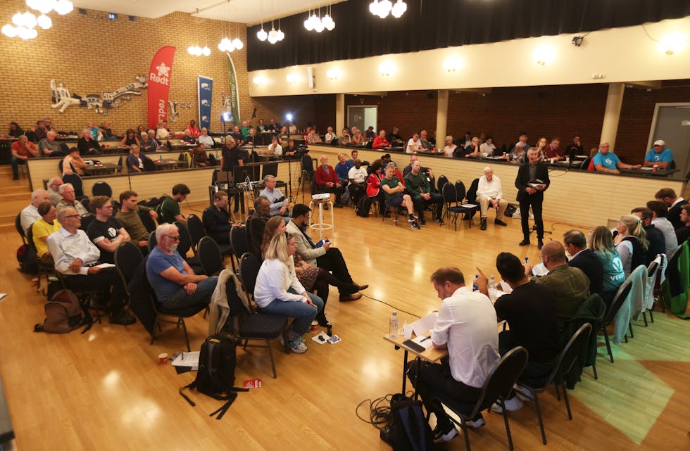 Det var folksomt i storsalen i Grorud samfunnshus da Groruddalen Miljøforum og Akers Avis Groruddalen arrangerte valgmøte 29. august 2023.