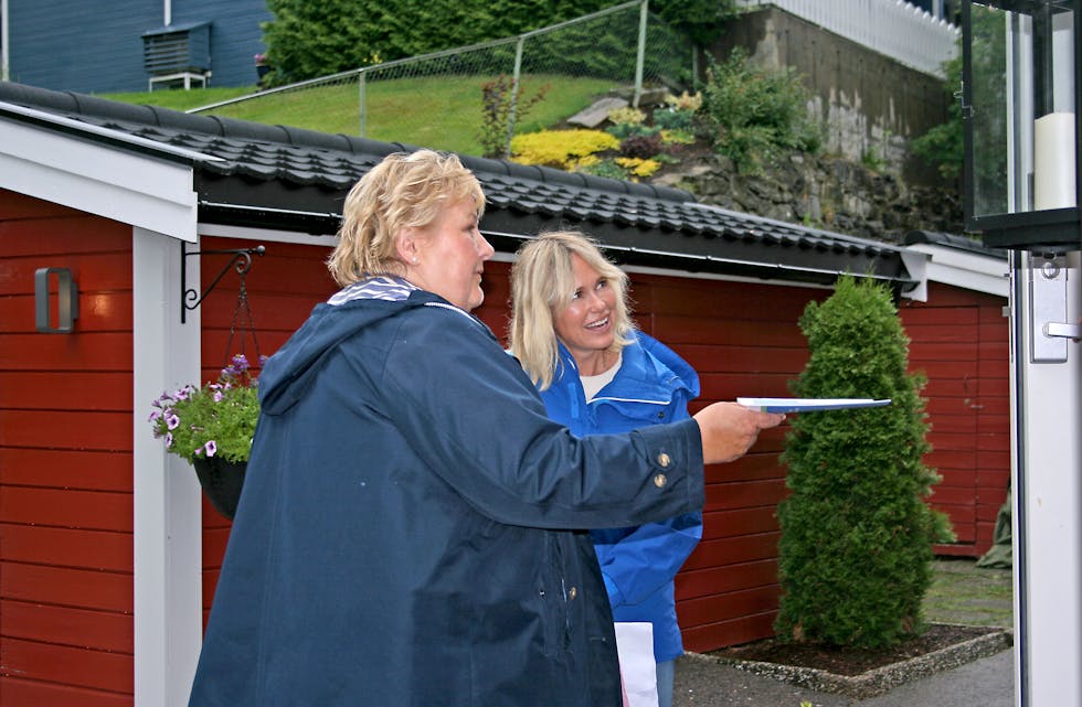 MØTT MED SMIL: Erna Solberg (H, t.v.) og Anne Lindboe (H) banket på dører på Tokerud sammen, til nabolagets store overraskelse.