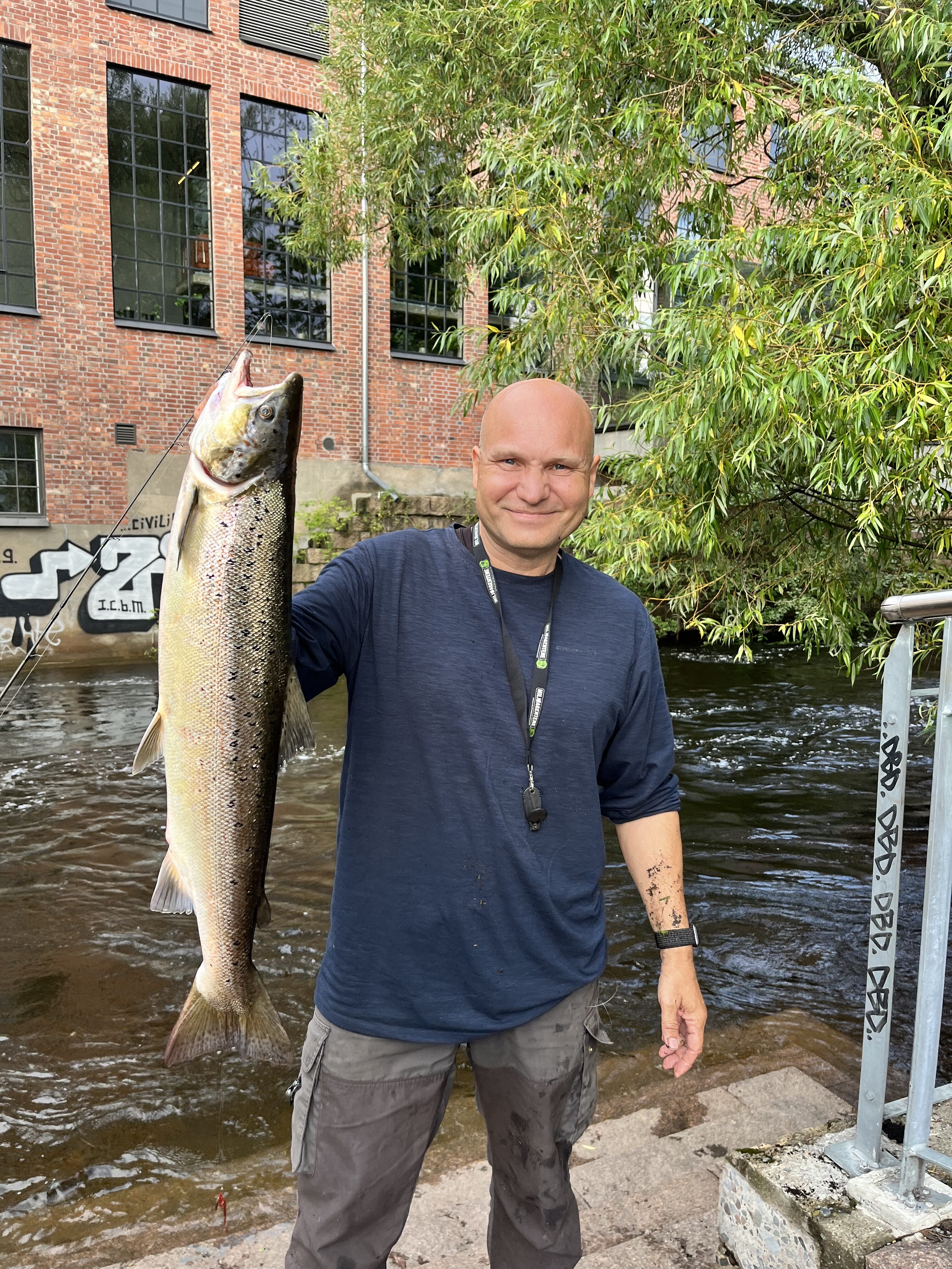Svein Gabrielsen og laksen fra Akerselva.