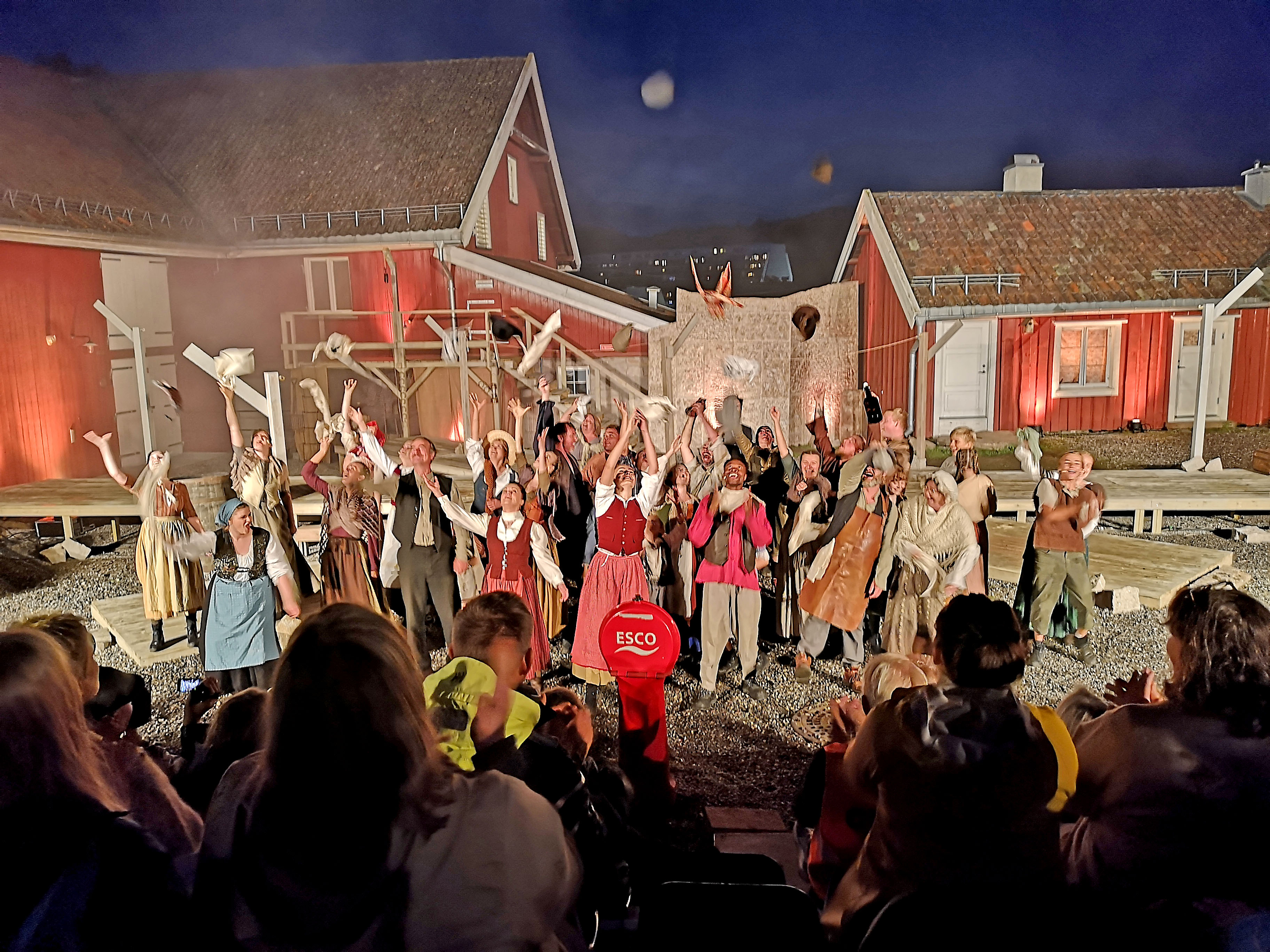 ENDELIG: Luene gikk i været etter siste nummer, applausen runget over gårdstunet, og Bånkallspelet var en realitet. Etter urpremieren venter nå en fullpakket spel-helg på Bånkall.  (Foto: Kay Grue Thorsen)