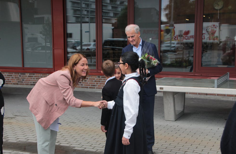 HILSER PÅ: Tonje Brenna (Ap) hilser på velkomstkomiteen.