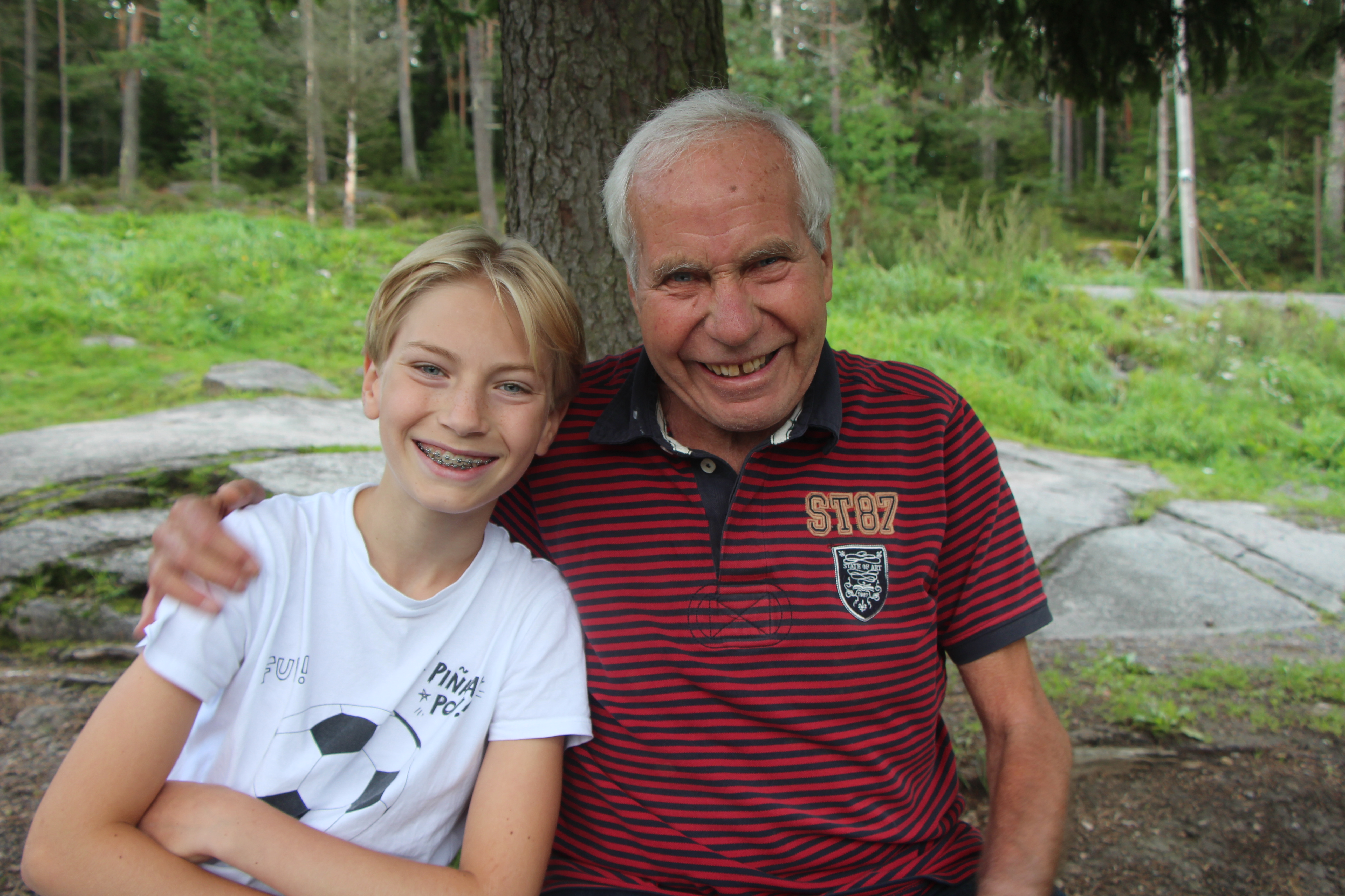 FAMILIEDAG: Dette er også en dag for hele familien med aktiviteter som kanopadling pilkasting med Sommerdart'n. Bestefar Per Kristian har vært Tormods reisevenn de siste årene, og han har fulgt seansen fra land med godbiter fra kiosken i hånda. 