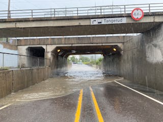 KREVER HANDLING: Våtere og villere klima stiller større krav til et trygt og godt vedlikeholdt veinett. Her fra oversvømt undergang ved Lørenskog stasjon. 
