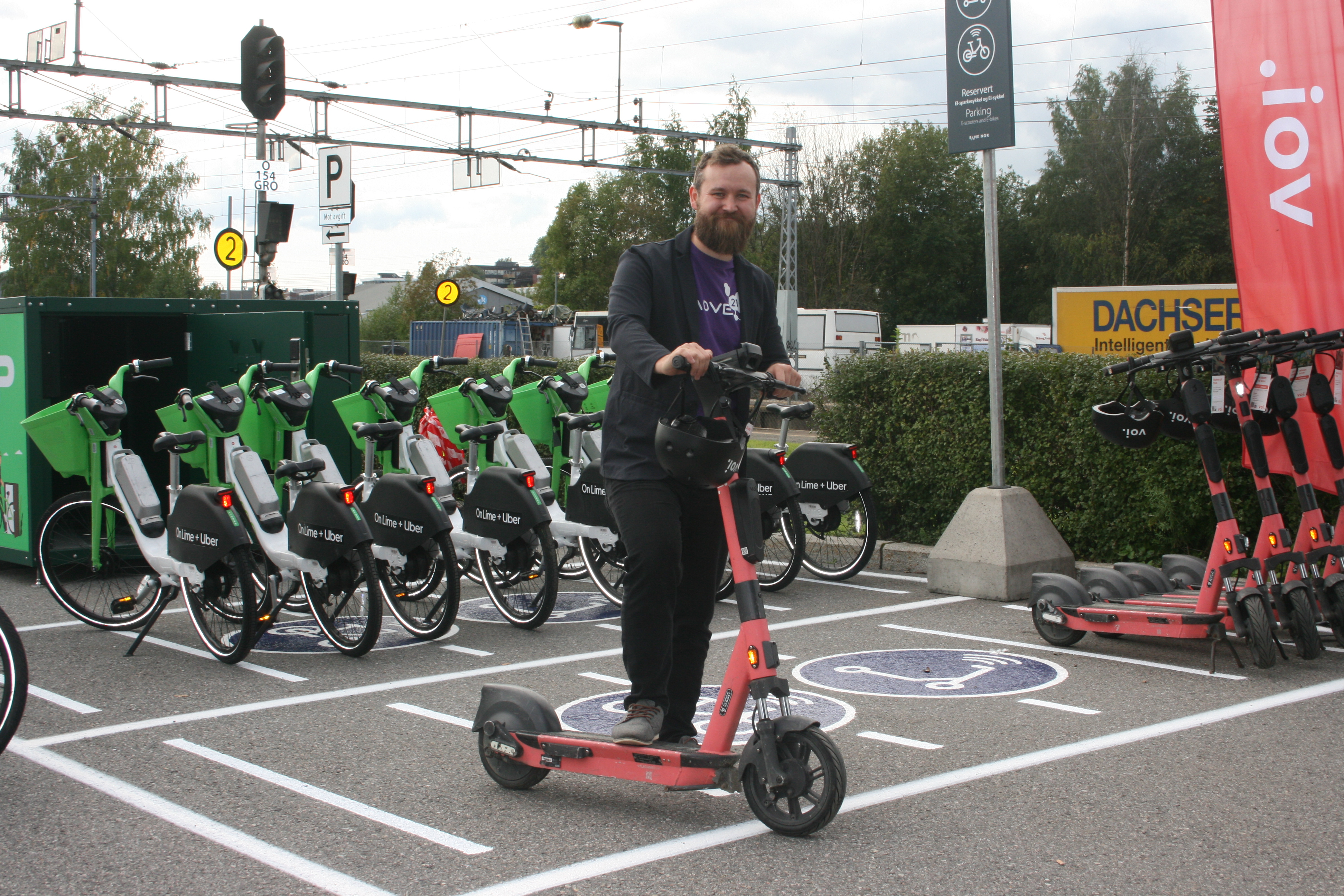 FØRSTE TEST: Torsdag åpnet den første Living Lab-en i MOVE21-Patryk Bubilek seg til å se hva som slår an best i Groruddalen.