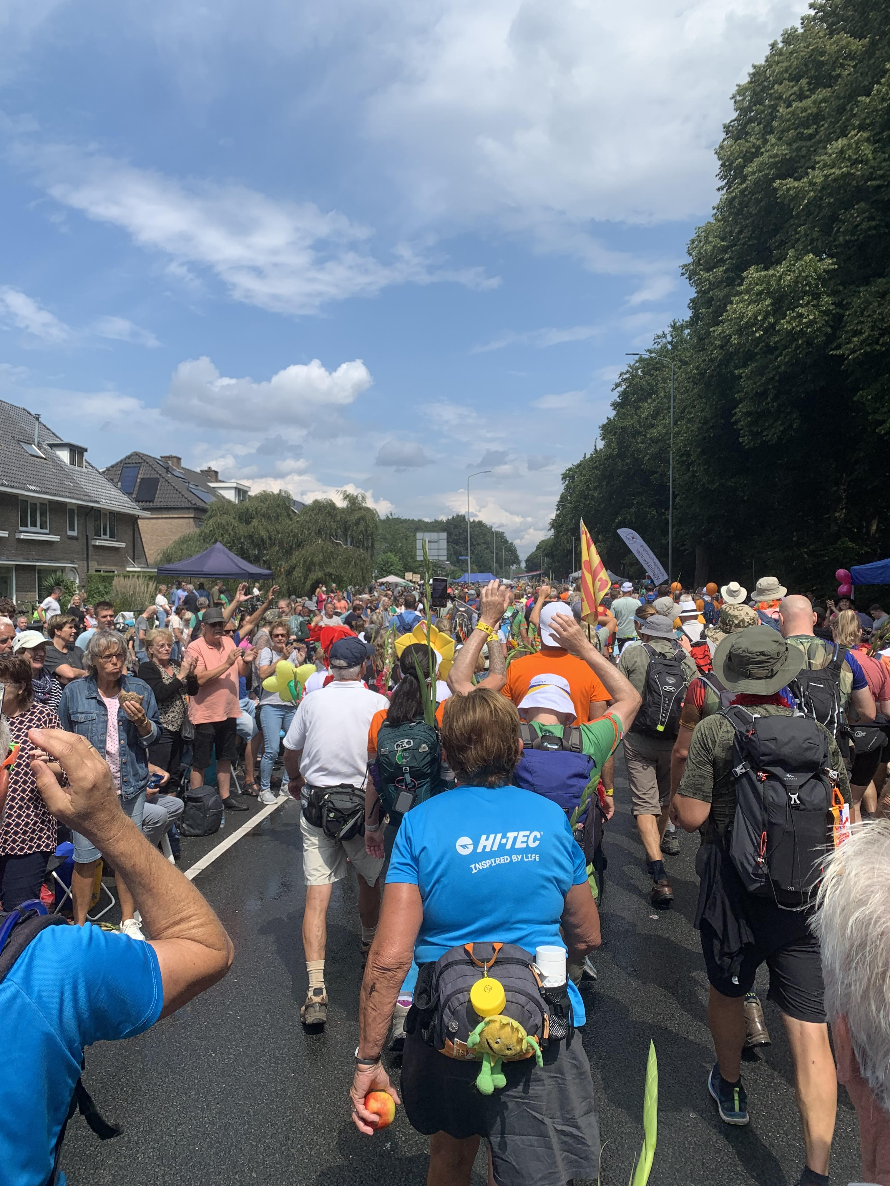 LØYPA: Ute i løypa på 4-dagers-marsjen i Nijmegen. Folksomt både blant deltagerne og publikum. Foto: Bjørn H. Granslo
