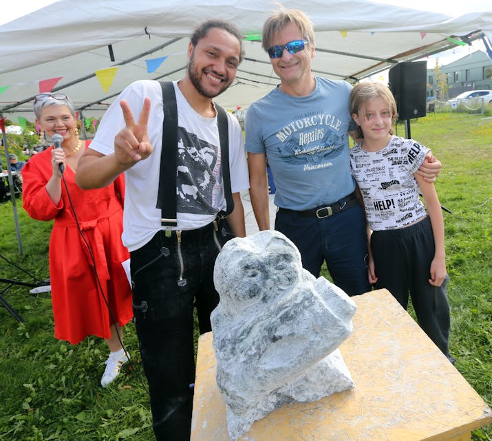 KJØPTE LOKALT: Jan Borgen og datteren Maja sikret seg skulpturen «Whitney & Britney» av steinhoggerfestivalens lokale steinhogger, Magne Mwakisu Elvsveen.