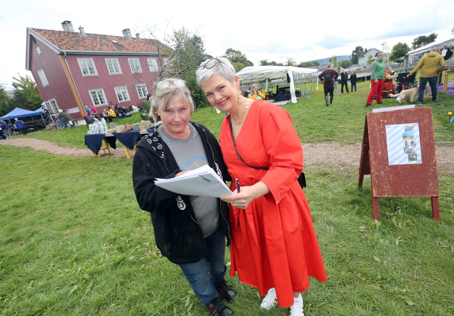 SISTE GJENNOMGANG: Frøydis Arnesen (t. v.) og auksjonarius Astrid Sømoen går gjennom detaljene før auksjonen settes i gang.