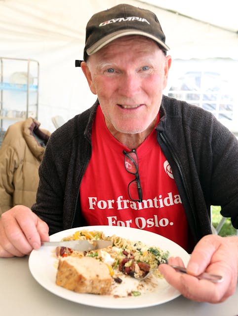 STORSPISENDE PENSJONIST: Tidligere kultursjef i Bydel Grorud, Ole Jørgen Pettersen, har vært på samtlige Steihoggerfestivaler. Nå som pensjonist stiller han som frivillig. Her nytes en særdeles stor og deilig lunsj i matteltet. Kanskje vel stor, for senere på dagen skulle han ut og spise middag i anledning sin 40-års bryllupsdag. Han forsikret at det ikke bar på noen problemer. Vi gratulerer med dagen!